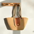 Bolso tote de paja beige con solapa de cuero marrón y hebilla de perla blanca - 40x25cm / Caqui