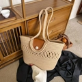 Bolso tote de paja beige con textura ondulada, solapa de cuero y detalle de hebilla de perla - 40x25cm / Caqui Hueco Cinturón Perla