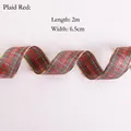 Dettaglio nastro natalizio scozzese rosso con bordi dorati, largo 6,5 cm e lungo 2 m - Tartan Rosso (2m)