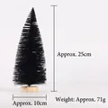 Detalle de mini árbol de Navidad negro con base de madera y medida de altura de 25cm - 25cm / Negro