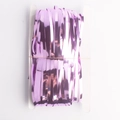 Tenda a pioggia metallizzata viola chiaro per decorazioni di feste su supporto bianco - Rosa