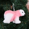 Detail eines weißen Eisbären mit rosa Schal als Anhänger an einem grünen Weihnachtsbaum - Weißer Bär mit Rosa Schal
