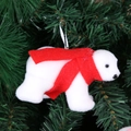 Detail eines weißen beflockten Eisbären-Weihnachtsanhängers mit leuchtend rotem Schal - Weißer Bär mit Rotem Schal