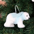 Detaillierte Nahaufnahme eines weißen Eisbär-Weihnachtsanhängers mit blauem Schal am Baum - Weißer Bär mit Blauem Schal