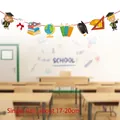 Dettaglio dello striscione per diploma con studenti e libri appesi in un'aula scolastica - Stile Elementi Celebrazione Laurea (HY-BY-004)