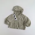 Dettaglio della giacca protettiva con cappuccio kaki chiaro, zip e grandi tasche cargo - 80cm / Color Tè al Latte