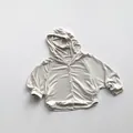 Detailweergave van de zachte gebreide stof en witte knopen op dit beige kinderjasje met capuchon - 80cm / Khaki