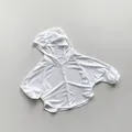 Detail van ademende witte gebreide stof op het kinder vest met capuchon voor zonbescherming - 80cm / Wit