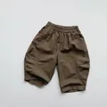 Vue détaillée de la culotte marron pour enfants avec taille élastique et poches latérales - 80cm / Marron