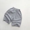 Detail der hellblau gestreiften Kinder-Baumwollshorts mit elastischem Bund und Taschen - 80 / Graublaue Streifen