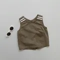 Detail der Kinderweste aus Leinen und Baumwolle in Olivbraun mit weißen Schulterstreifen - 80cm / Hellbraun