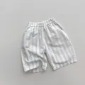 Detail der gestreiften Kinder-Caprihose mit elastischem Bund und Baumwollstoff - 80 / Weiß Gestreift