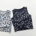 Dettaglio del morbido tessuto in cotone con motivo a pois retrò sui top per bambini - 80cm / Blu navy