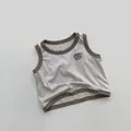 Detailansicht der Kinderweste in Grau mit olivgrüner Paspelierung und Stickerei - 80cm / Grauaprikose