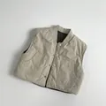 Detalle del chaleco acolchado de algodón para niños con forro de cuadros y botones - 80cm / Caqui Claro