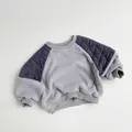 Detail van kinderfleece sweatshirt met marineblauwe gewatteerde raglanmouwen en textuur - 80cm / Lichtgrijs Blauw