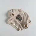 Détail d'un sweat-shirt chaud en polaire pour enfant beige avec imprimé hamburger - 80cm / Abricot Beige