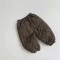 Detail van gewatteerde kinderbroek met kalebaspatroon en elastische manchetten - 80cm / Bruin