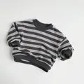 Vue détaillée d'un sweat-shirt à rayures grises avec poignets et col côtelés robustes - 80cm / Rayé Gris