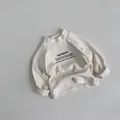 Detail van crème kinder-sweatshirt met geribbelde ronde hals en zwarte grafische opdruk - 80cm / Off-wit
