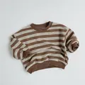Détail d'un sweat-shirt à rayures en polaire pour enfant avec finitions côtelées - 80cm / Rayures Café