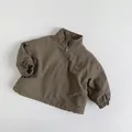 Détail de la polaire pour enfant couleur terre avec demi-fermeture éclair et col montant chic - 80cm / Marron