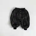 Dettaglio dei pantaloni in velluto a coste per bambini con vita elastica e bottoni - Striscia Nera / 80cm