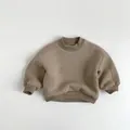 Detailweergave van de geribbelde halslijn en schoudernaden van een gevoerde sweatshirt - 80cm / Khaki