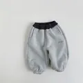 Detail van grijze kinderjoggingbroek met Best Dream-opdruk en elastische tailleband - 80 / Lichtgrijs