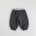 Detailopname van donkergrijze joggingbroek voor kinderen met lichtgrijze geribbelde taille - 80 / donkergrijs