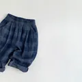 Detail der Kinder-Karierthose mit elastischem Bund und weicher Baumwoll-Denim-Struktur - Denim-Blau / 80cm