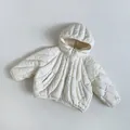 Dettaglio del piumino bimbo bianco avorio con trapuntatura a onde e chiusura a zip - Albicocca Beige / 120cm