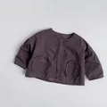 Détail de la veste enfant gris foncé en coton délavé avec grandes poches et boutons-pression - 80cm / Marron