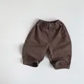 Détail du pantalon en coton marron pour enfant avec taille élastique et coutures - 80cm / Auburn