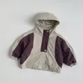 Détail d'une veste à capuche enfant en blocs de couleurs beige et violet avec pressions - 80cm / Violet Abricot