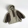 Détail d'un coupe-vent à capuche enfant bicolore kaki et marron avec zip et boutons - 80cm / Kaki Gris