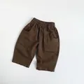 Detail der braunen Kinder-Freizeithose mit elastischem Bund und großen Seitentaschen - 80cm / Kastanienbraun