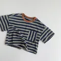Vintage gestreiftes Kurzarm-T-Shirt für Kinder mit Kontrastkragen und Brusttasche - Marineblau Gestreift / 80cm