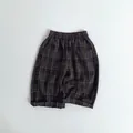 Detail der Kinder-Karo-Hose mit elastischem Bund und feinem Karomuster-Stoff - Dunkelkaffee-Karo / 80cm