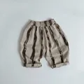 Nahaufnahme der Kinderhose aus Baumwoll-Leinen mit Batikstreifen und Gummibund - 90cm / Khaki Braun Gestreift