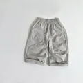 Detail der hellgrauen Baumwollhose für Kinder mit Cargotaschen und elastischem Bund - Beigegrau / 80cm