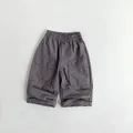 Detail van katoenen kinderbroek met elastische taille en grote cargozakken - Rookgrijs / 80cm