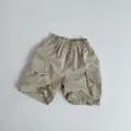 Dettaglio dei pantaloncini cargo kaki per bambini con vita elastica e grandi tasche - 80 / Cachi Chiaro