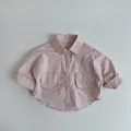 Detalle de camisa rosa claro de manga larga con bolsillos de solapa y dobladillo curvo - Rosa Melocotón / 80cm