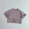 Detalle de una camiseta de algodón para niños en color rosa empolvado con bolsillo - 80cm / Rosa Claro