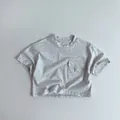 Detalle de una camiseta de algodón gris jaspeado con cuello redondo y bolsillo frontal - 80cm / Gris Claro