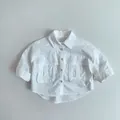 Detalle de camisa blanca de algodón para niños con bolsillos dobles y botones frontales - Blanco / 80cm