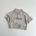 Détail du polo en coton doux pour enfants avec col et imprimé graphique comma - 80cm / Gris Beige