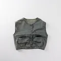 Dettaglio del gilet in denim lavato con quattro bottoni e tasche sul petto simmetriche - 80cm / Blu Denim