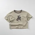 Detailed close-up of a kids t-shirt with a cute bear print and brown ribbed neckline - Khaki Green / 80cm